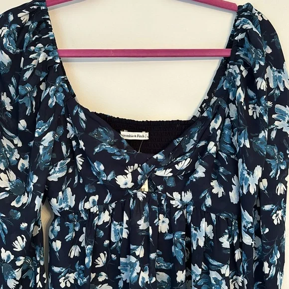 Abercrombie & Fitch Navy Flowy Floral Cropped Blouse Size Small NWT - Picture 4 of 7
